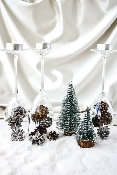 Copos Champanhe Com Cones Pinheiro Decorados Neve Branca Decorações Natal — Fotografia de Stock