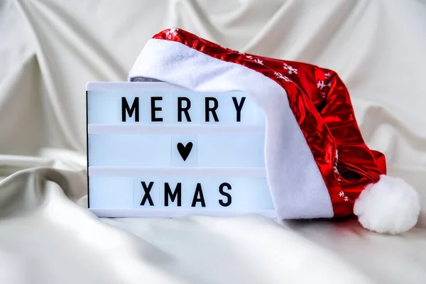 Lightbox Dengan Teks Merry Xmas Dengan Topi Santa Pada Latar — Stok Foto