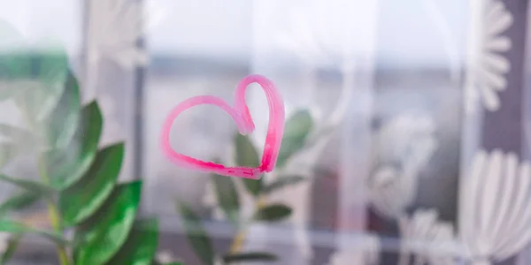 Hart Geschilderd Glas Met Lippenstift Sint Valentijnsdag Liefde Romantiek Hart — Stockfoto