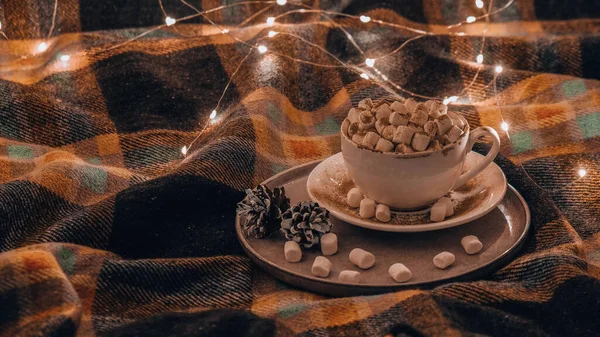 Coupe Avec Cacao Chaud Hiver Guimauves Sur Lit Lumières Noël — Photo