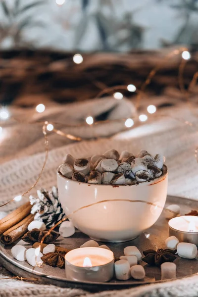 Tazza Con Cioccolata Calda Invernale Bastoncini Cannella Marshmallow Sul Letto — Foto Stock