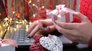 Çevrimiçi alışveriş konsepti, bilgisayar klavyesi kullanan bir kadın. Sevgililer Günü Uluslararası Kadınlar Günü ve Noel Kalpleri hediye kutusu. Hediyeler