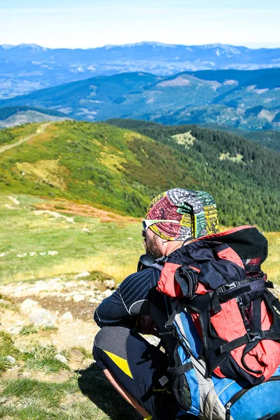 Hombre Excursionista Sendero Senderismo Montaña Hombre Sentado Sendero Mira Las — Foto de Stock