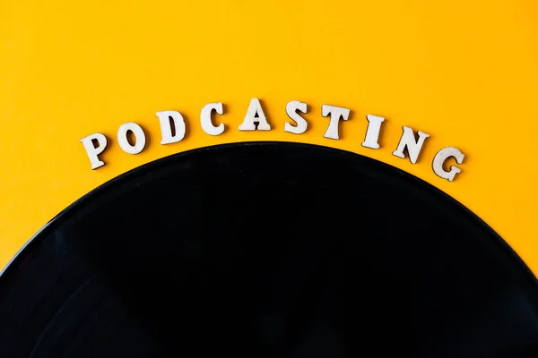 Podcasting Letras Vinilo Álbum Grabación Estilo Minimalista Sobre Fondo Amarillo —  Fotos de Stock