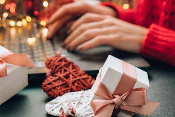 女性の手入力コンピュータキーボードとオンラインショッピングの概念 バレンタインデー国際女性の日とクリスマスの心のギフトボックス プレゼントだ ショッピング インターネットバンキング オンラインストア 支払い お金を使う 休日の概念 — ストック写真