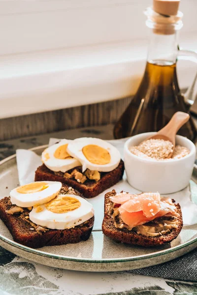 Toastbrot Mit Pochierten Eiern Avocado Und Lachs Guacamole Sandwiches Gesundes — Stockfoto