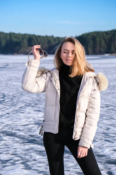 암컷이 위에서 웃으며 카메라를 있습니다 얼어붙은 호수에 머물고 있습니다 매력적 — 스톡 사진