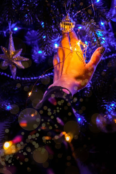 Mão Feminina Segurando Decorações Árvore Natal Noite Luz Azul Brilhante — Fotografia de Stock