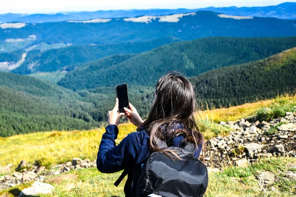Безликі Дівчата Фотографуються Горах Вид Ззаду Жіночого Блогера Гірських Походах — стокове фото