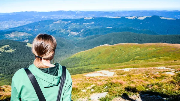 Безликі Дівчата Фотографуються Горах Вид Ззаду Жіночого Блогера Гірських Походах — стокове фото