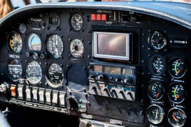 Bir uçağın kokpiti. Bir uçak kokpitinin içinde, küçük uçaklar kokpiti, pilot manzarası, uçak arka planı. Kokpit detayı. Küçük bir uçağın kokpiti.