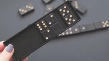 Domino oyunu. Domino kadın elleri masa oyunları oynuyor. Arkadaş şirketi..
