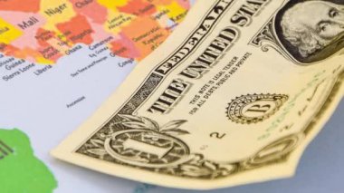 Küresel dünya haritası, Amerikan yatırımı ve ticareti üzerine Amerikan doları banknotları