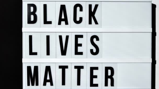 BLACK LIVES MATTER Text auf schwarz-weißem Hintergrund. Meinungsfreiheit Vintage Retro Zitatbrett. Protest gegen das Ende von Rassismus, Antirassismus, Gleichberechtigung 4k — Stockvideo