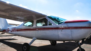 Zhytomyr, Ukrayna - 22 Ağustos 2020 Eski bir havaalanının otoparkında küçük bir uçak duruyor. Kanatlar. Havaalanı. Havaalanı. Uçakla uçmak. Uçmaya hazırlanılıyor