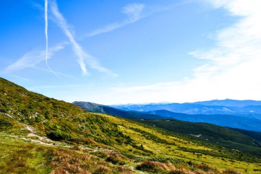Hoverla Dağı 'na tırmanırken görüntüyü al. Dağ manzarası, ormanlar ve bulutlar. Ukraynalı Karpatlar. Mavi gökyüzü. Doğa manzarası