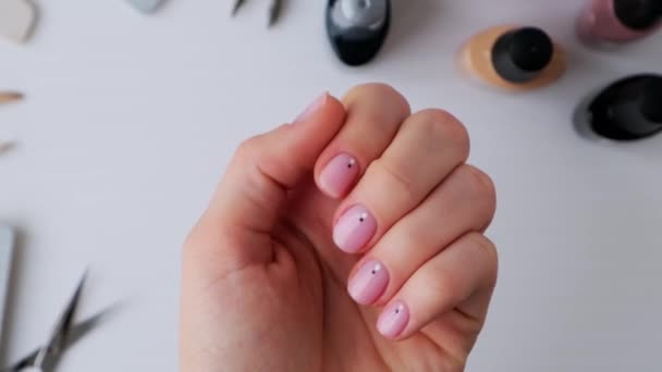 Mani femminili che mostrano manicure. Pubblicità per unghie, saloni di bellezza, lavoro a casa con le unghie. Cura delle unghie, cura di sé. Manicure femminile. Fai la manicure da solo — Video Stock