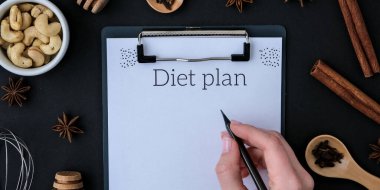 Siyah arka planda Diyet Planı Pişirme İçindekiler. Üst Manzara. Boş pano kopyalama alanı. Ev yapımı: kurabiye, ekmek, pasta.