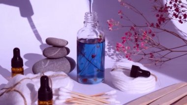 Yeniden kullanılabilir ve geri dönüşümlü banyo aksesuarları beyaz arka planda. Moda gölgeleri. Sıfır atık. Doğal kozmetik ve ekolojik yaşam konsepti