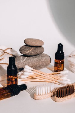 Yeniden kullanılabilir ve geri dönüşümlü banyo aksesuarları beyaz arka planda. Moda gölgeleri. Sıfır atık. Doğal kozmetik ve ekolojik yaşam konsepti. Gerekli yağ ya da serum