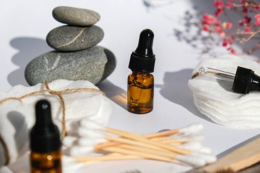 Yeniden kullanılabilir ve geri dönüşümlü banyo aksesuarları beyaz arka planda. Moda gölgeleri. Sıfır atık. Doğal kozmetik ve ekolojik yaşam konsepti. Gerekli yağ ya da serum