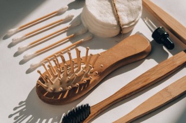 Beyaz arka planda eko doğal banyo aksesuarları ve kozmetik ürünleri. Sıfır kayıp. Plastiksiz. Düz yatış stili. Düğüm konsepti. Gerekli yağ ya da serum. Moda gölgeleri