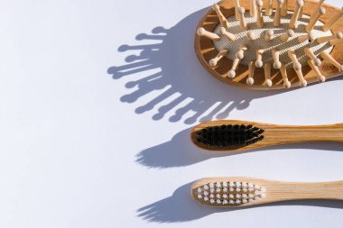 Beyaz arka planda eko doğal banyo aksesuarları ve kozmetik ürünleri. Sıfır kayıp. Pamuklu çubuklar, diş fırçası kulak çubukları plastiksiz. Moda gölgeleri