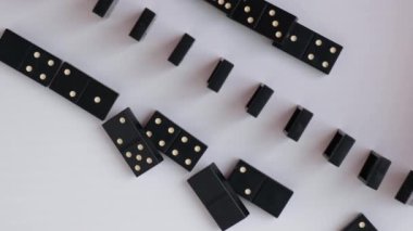 Domino taşları peş peşe düşüyor, eller bir Domino 'yu itiyor ve zincirleme bir reaksiyon başlatıyor. Domino mu? Zincir reaksiyonu. Domino Prensibi.