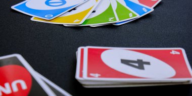 Kiev, Ukrayna - 10.03.2021 Siyah Masa Oyunları 'nda UNO kartları. Eğlenmek için. Masa oyunları. Çocukların aileleri için evde boş zaman aktivitesi. Salgın