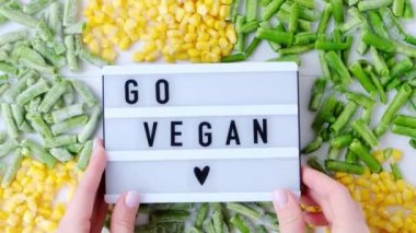 Kadın elleri Lightbox 'ı elinde 