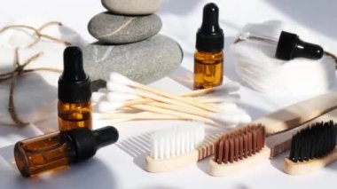 Yeniden kullanılabilir ve geri dönüşümlü banyo aksesuarları beyaz arka planda. Moda gölgeleri. Sıfır atık. Doğal kozmetik ve ekolojik yaşam konsepti