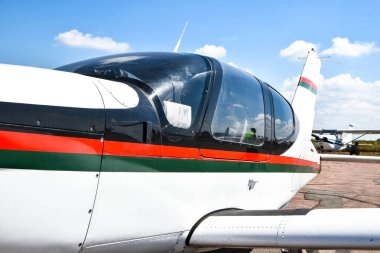 Zhytomyr, Ukrayna - 22 Ağustos 2020 Eski bir havaalanının otoparkında küçük bir uçak duruyor. Kanatlar. Havaalanı. Havaalanı. Uçakla uçmak. Uçmaya hazırlanılıyor