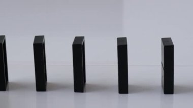 Domino taşları peş peşe düşüyor, eller bir Domino 'yu itiyor ve zincirleme bir reaksiyon başlatıyor. Domino mu? Zincir reaksiyonu. Domino Prensibi.
