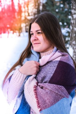 Kış parkında örgü süveter giyen güzel bir kadın. Dışarısı soğuk. Kar Mutlu gülümseyen bir kız portresi