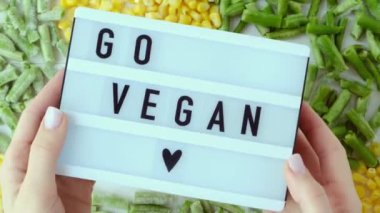 Kadın elleri Lightbox 'ı elinde 