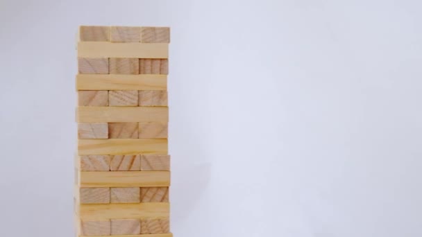Дерев'яна вежа для видалення блоків обертається вдома. Розважаємося разом - настільна гра та концепція дозвілля дітей . — стокове відео