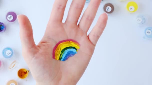 Duhová vlajka LGBTQ namalovaná na ruce. Podpora komunity Igbt. Čest měsíce pýchy. Spojovat lidi, dotýkat se rukou. — Stock video