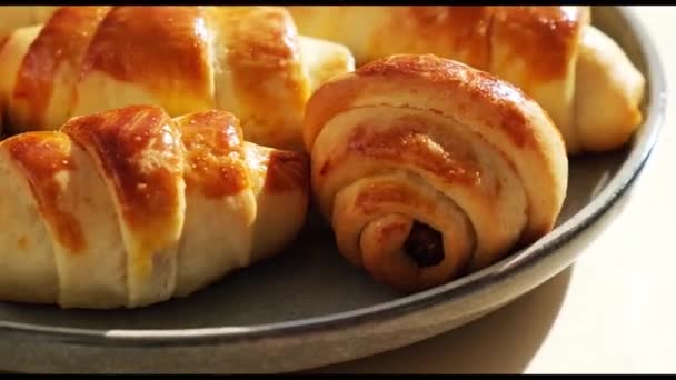 Házi készítésű finom croissant desszert szürke tányéron konyharuha forgó. Finom házi croissant torta — Stock videók