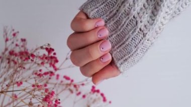 Güzel çıplak manikürlü, narin pembe çingene ya da bebek nefesli ellerini gösteren bir kadın. Kadın manikürü, doğal görünüş. Çivilerin umurunda. Kişisel bakım.
