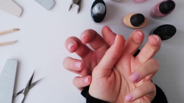 Weibliche Hände zeigen Maniküre. Werbung für Nägel, Schönheitssalons, Arbeit zu Hause mit Nägeln. Nagelpflege, Selbstpflege. Weibliche Maniküre. Maniküre selbst durchführen — Stockvideo