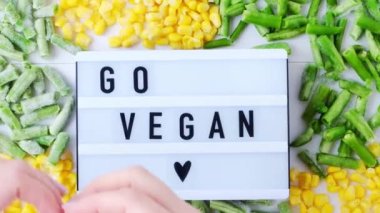 Kadın elleri Lightbox 'ı elinde 