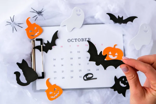 Calendario 31 de octubre. Fondo de Halloween. Fiesta de planificación. Acostado. Vista superior. Murciélago de Halloween, decoraciones de calabaza fantasma. — Foto de Stock