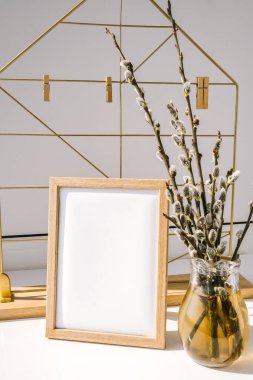 İç çerçeve ile Willow 'un cam vazosunu birleştirin. Baharın başlarında çiçek açan kedi söğüdü kahvaltısı. Sanat konsepti. İskandinav iç tasarımı. Paskalya baharı hala hayat