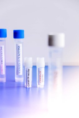Ampuller Covid-19 aşısı laboratuvar tezgahında. Koronavirüsle savaş, sars-cov-2 salgını. Coronavirus 2019-nCoV COVID konsepti. Aşılama