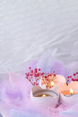 DIY. Kendiniz yapın. Beyaz yumurta kabuğunun içinde mum olan bileşimi. Mum ışığı. Kuş tüylü parlak paskalya süslemeleri kuru çiçekler. Pastel renkler. Paskalya tebrik kartı. Boşluğu kopyala