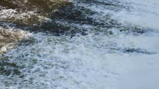 Výroba přehradní elektřiny. Klouzavé kameny a pěnivá studená voda kolem. Přírodní voda vytvořená tavením ledovce. — Stock video