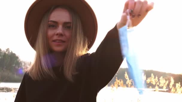 4k femme blonde blanche avec chapeau beige en pull noir porter un masque de protection dans la campagne. Heure d'or, Cotagecore. Voyage local. Une vie lente. Santé mentale — Video