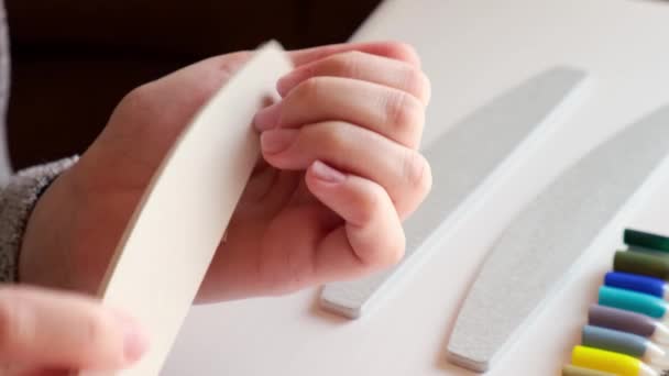 Las manos femeninas hacen manicura. Cuidado de uñas, cuidado personal. Haz la manicura tú solo mientras te quedas en casa. Diy. — Vídeos de Stock