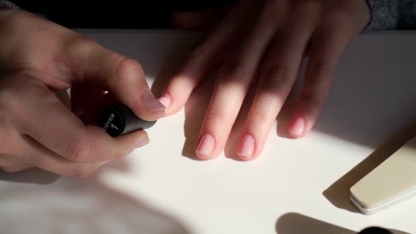Vrouwelijke handen die manicure maken. Nagelverzorging, Zelfzorg. Doe zelf manicure terwijl je thuis blijft. Sterf. — Stockvideo