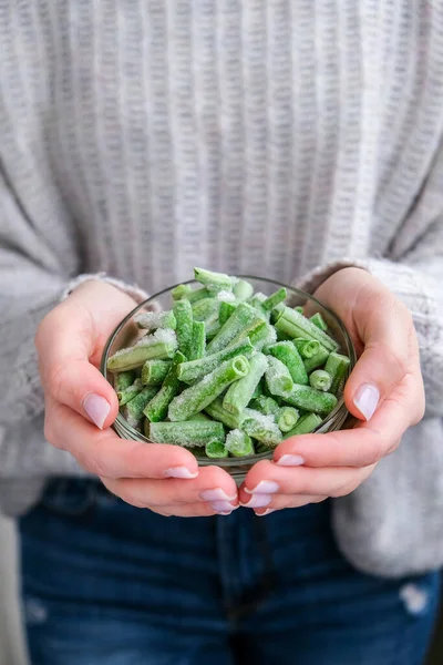 Tangan Wanita Memegang Mangkuk Dengan Kacang Hijau Beku Pelestarian Sayuran — Stok Foto
